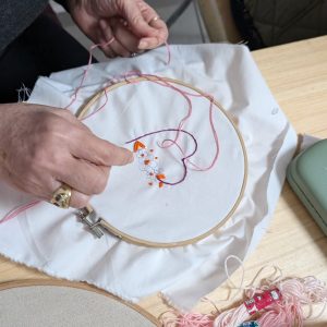 broderie en cours en forme de coeur