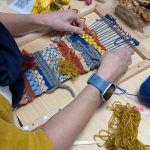 ouvrage de tissage réalisé en atelier. coloré et unique