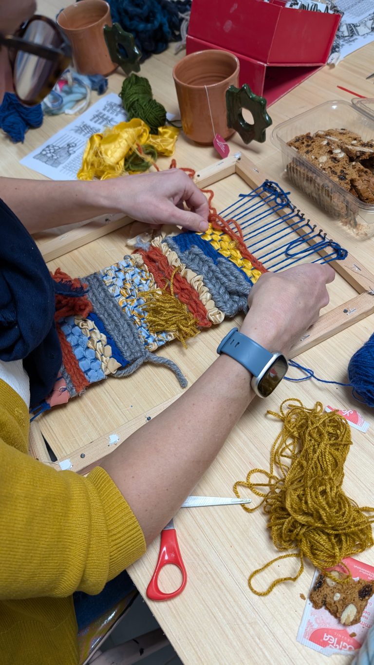 ouvrage de tissage réalisé en atelier. coloré et unique