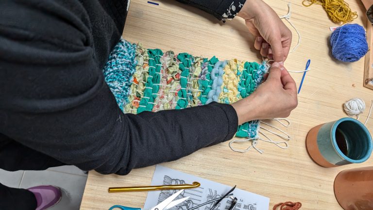 ouvrage de tissage réalisé en atelier. coloré et unique