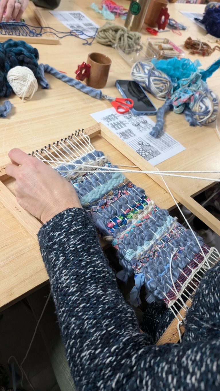 ouvrage de tissage réalisé en atelier. coloré et unique