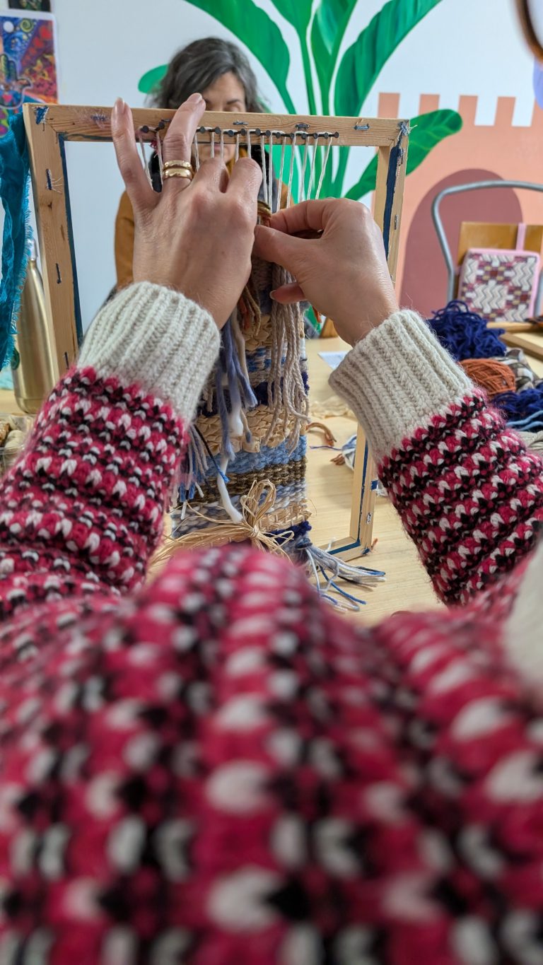 ouvrage de tissage réalisé en atelier. coloré et unique