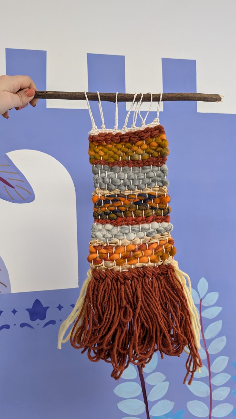 ouvrage de tissage réalisé en atelier. coloré et unique