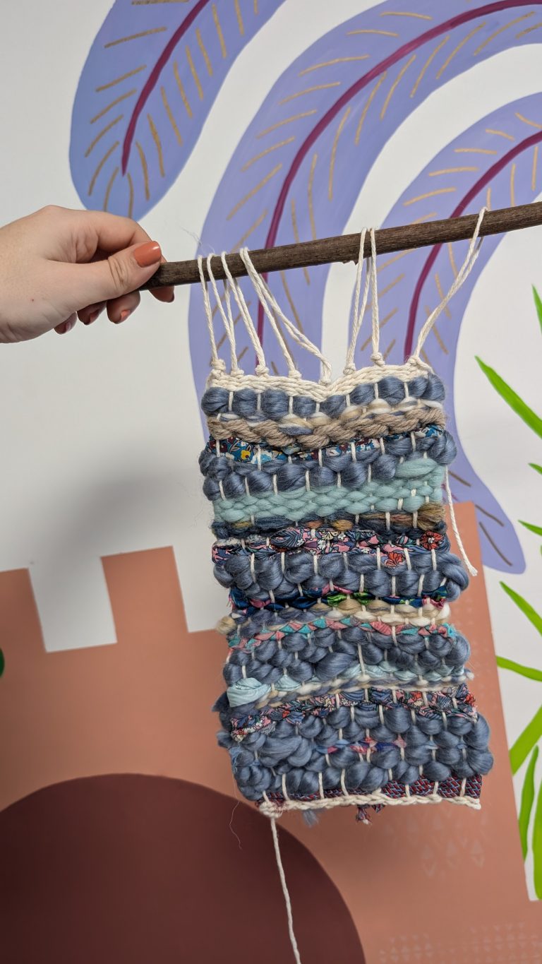 ouvrage de tissage réalisé en atelier. coloré et unique