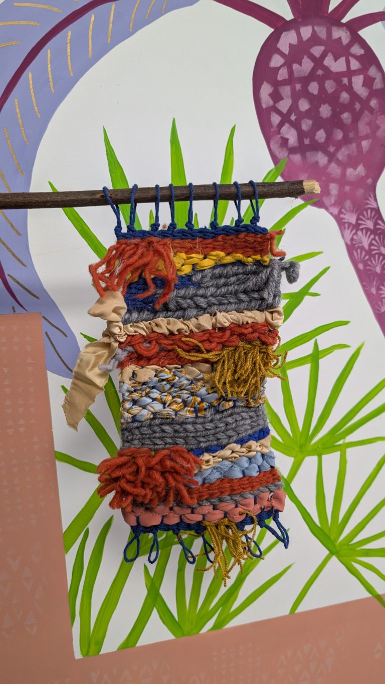 ouvrage de tissage réalisé en atelier. coloré et unique