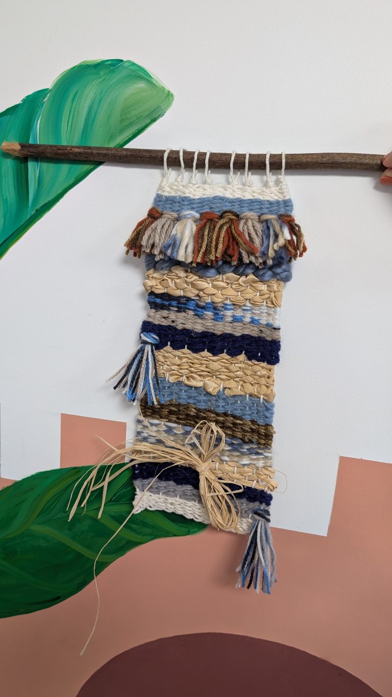 ouvrage de tissage réalisé en atelier. coloré et unique