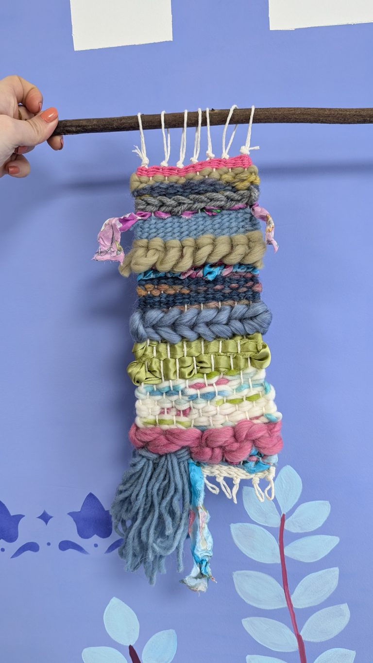 ouvrage de tissage réalisé en atelier. coloré et unique