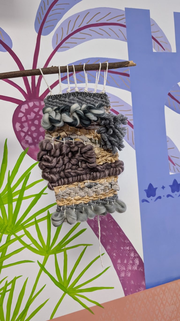 ouvrage de tissage réalisé en atelier. coloré et unique