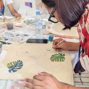 séance de peinture sur tissu avec de la peinture sur totebag