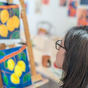 élève de peinture entrain de réaliser sa première toile en atelier