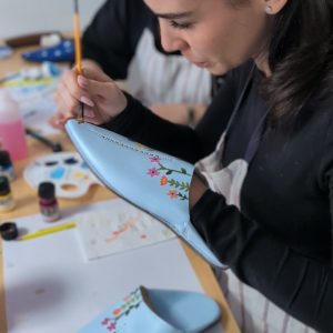 Atelier babouche en cours peinture sur cuir