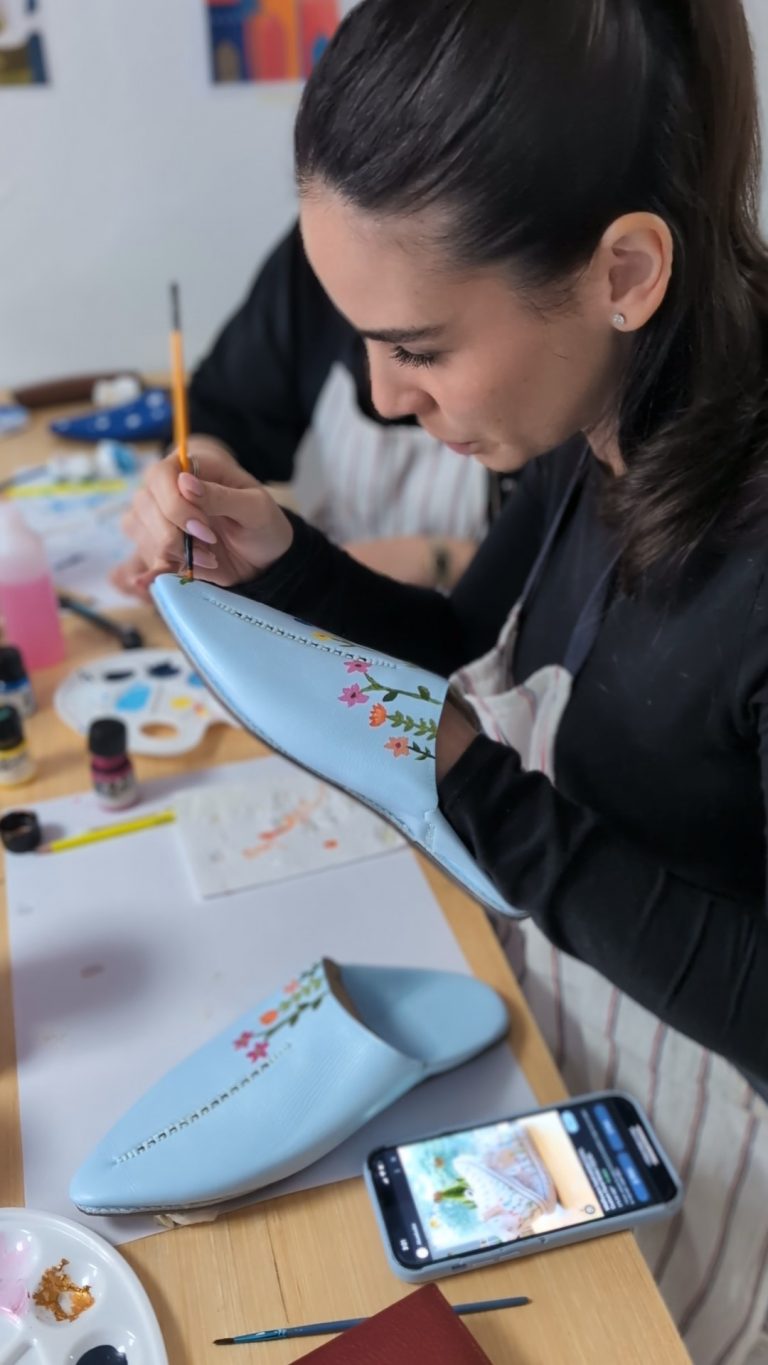 Atelier babouche en cours peinture sur cuir