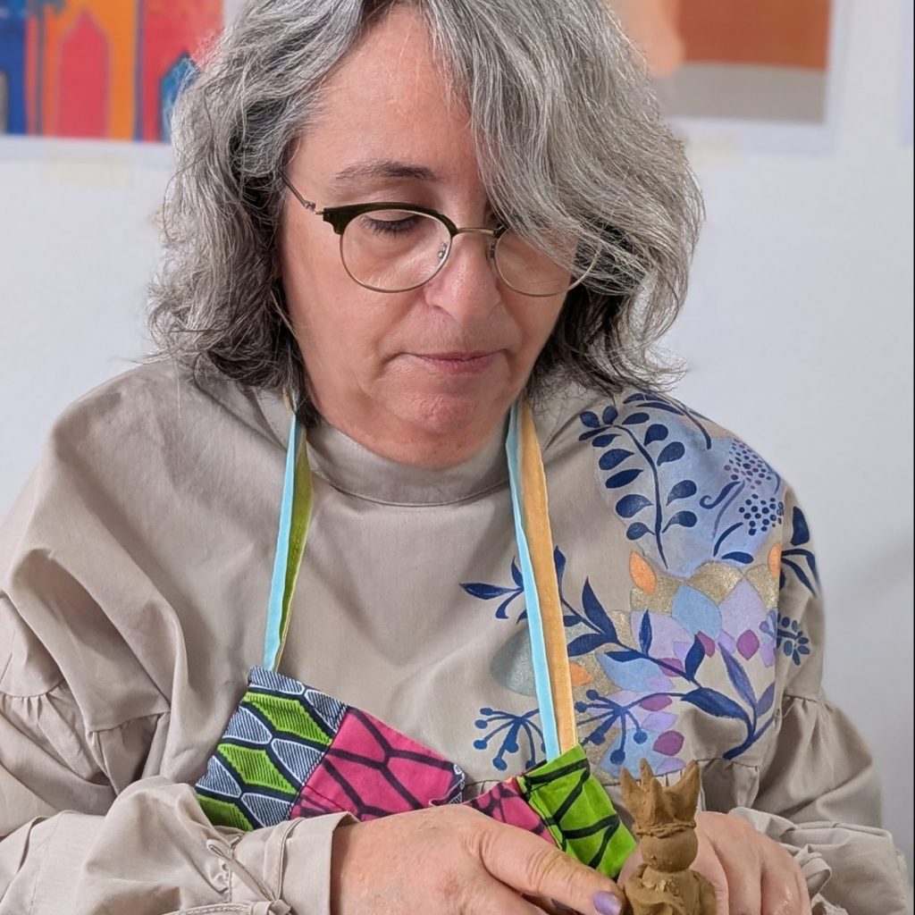 Portrait de Saloua faisant de la poterie à l'atelier