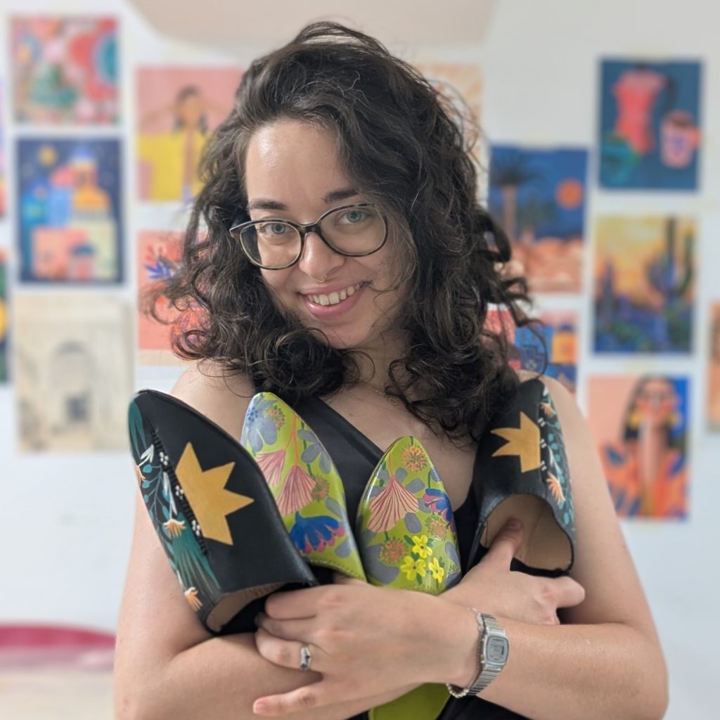 portrait de Chama avec des babouches peintes à la main pour l'atelier