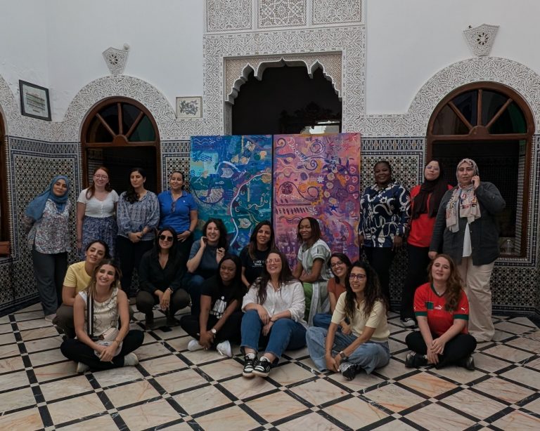 Photo des participants à l'atelier toile collective