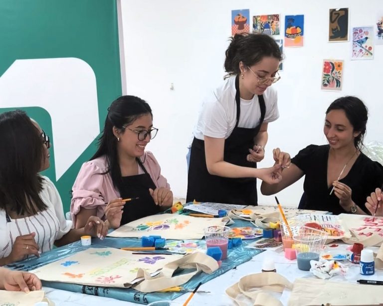 Photo d'atelier en etreprise avec des collaborateur en pleine activité créative