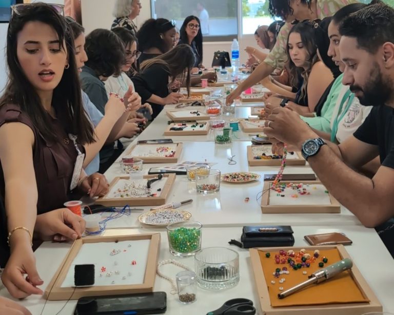 Collaborateurs participants à l'atelier bijoux de téléphone