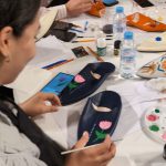 photo de l'atelier de babouches customisées à la peinture pour cuir