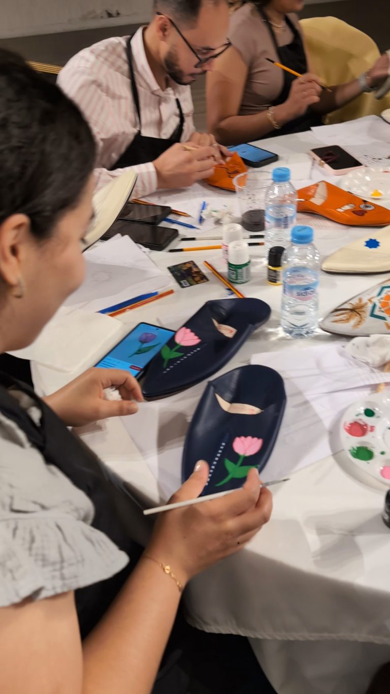 photo de l'atelier de babouches customisées à la peinture pour cuir