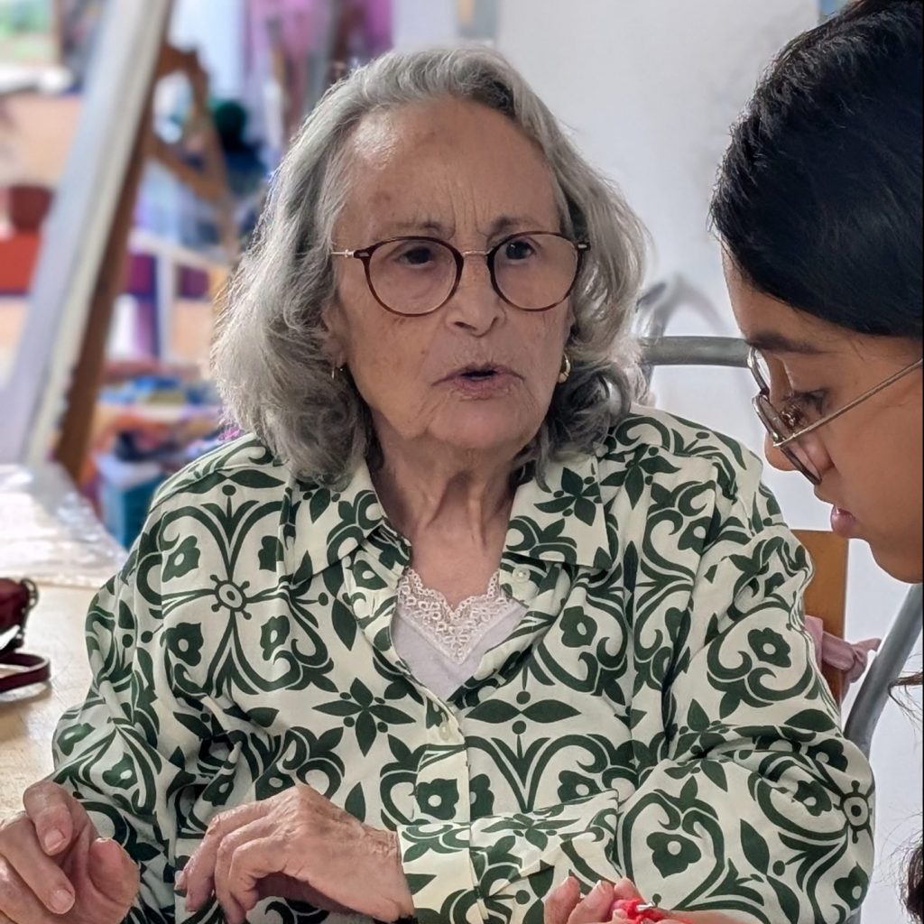 portrait de mamie maria animant l'atelier de crochet