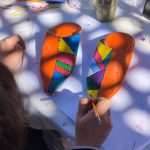 photo de l'atelier de babouches customisées à la peinture pour cuir