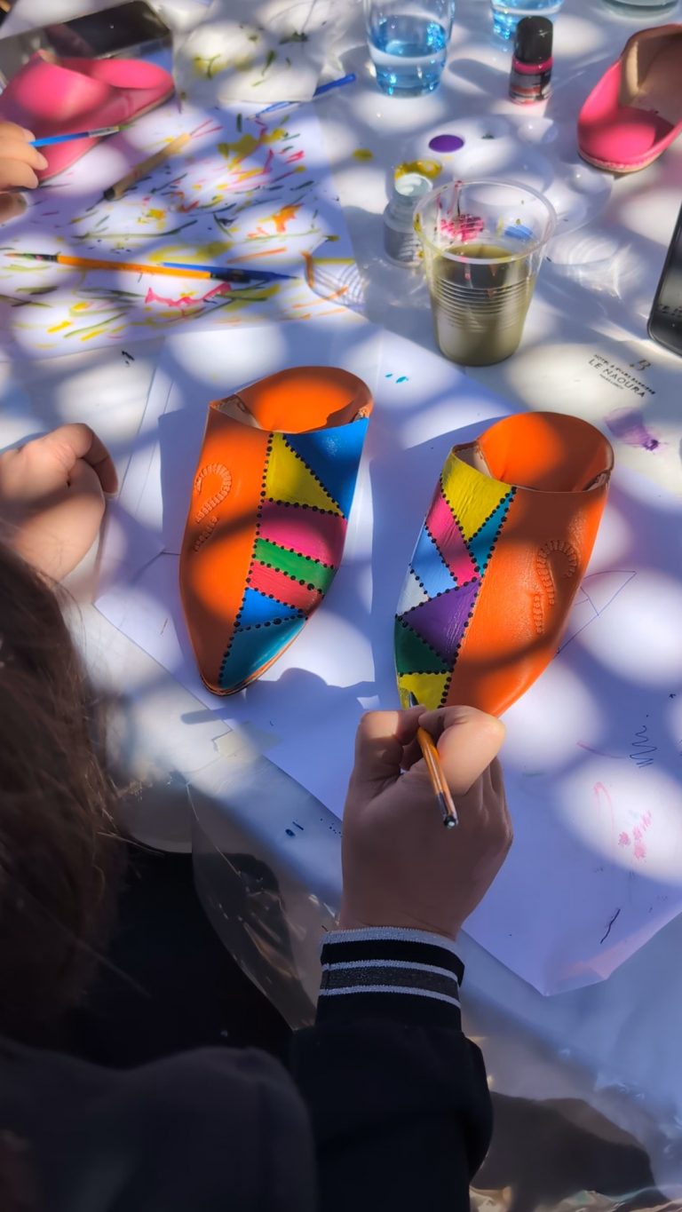 photo de l'atelier de babouches customisées à la peinture pour cuir