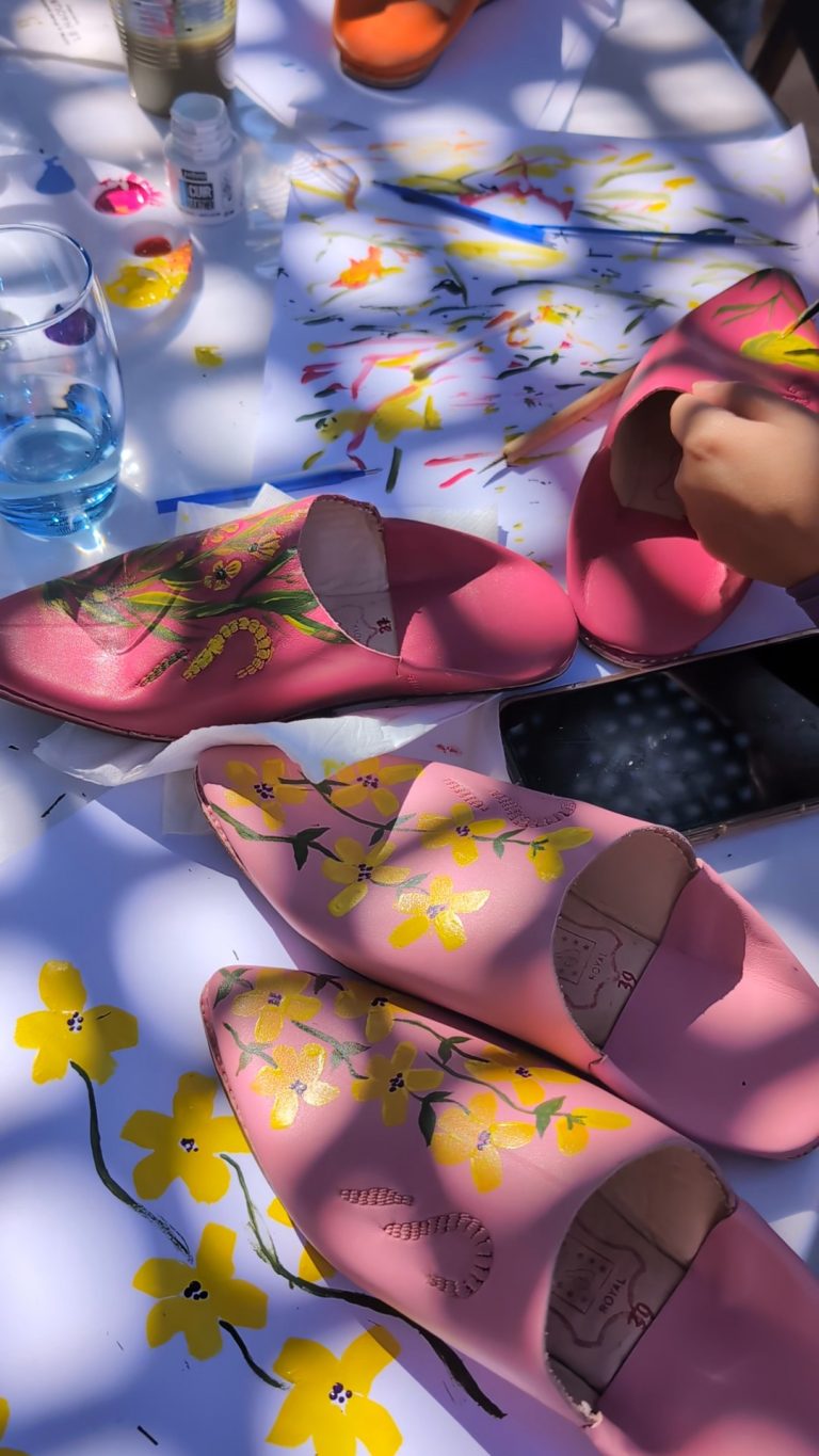 photo de l'atelier de babouches customisées à la peinture pour cuir