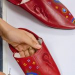 photo de l'atelier de babouches customisées à la peinture pour cuir à la main