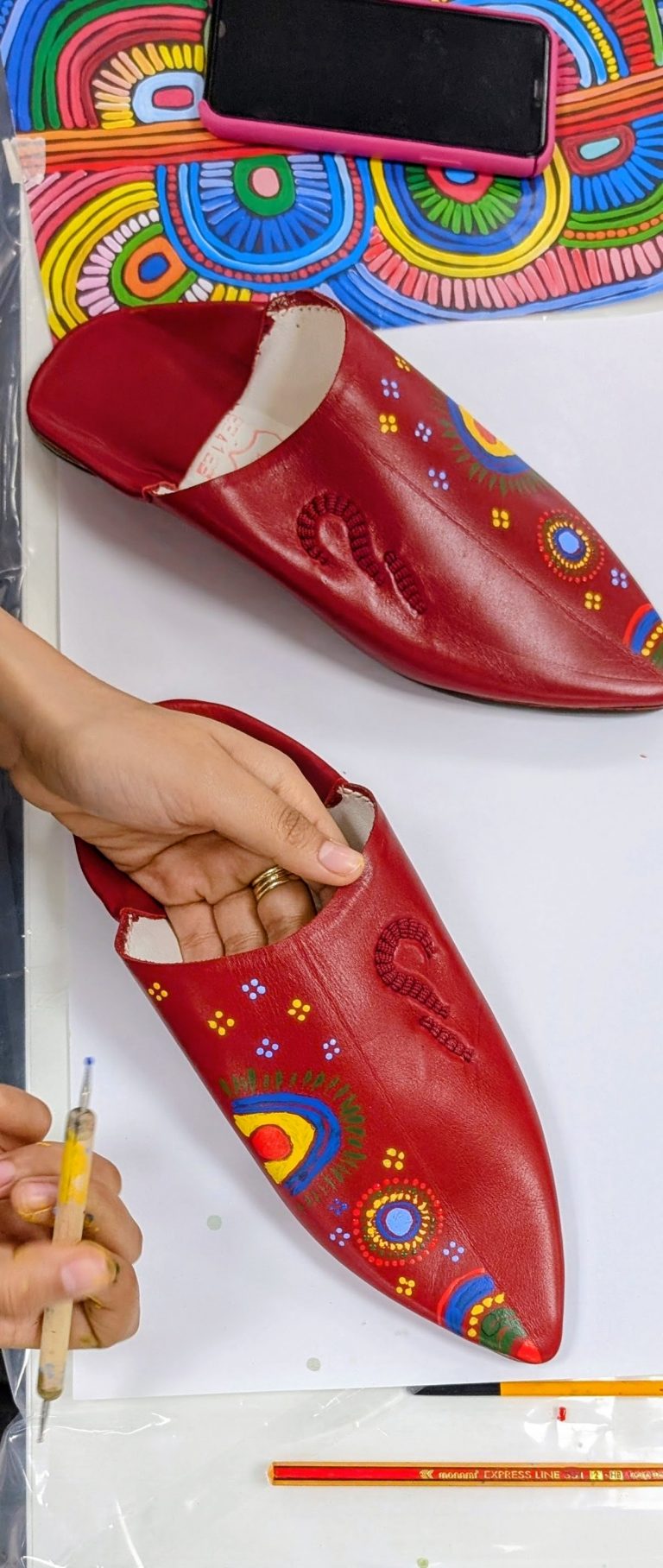 photo de l'atelier de babouches customisées à la peinture pour cuir à la main