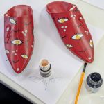 photo de l'atelier de babouches customisées à la peinture pour cuir