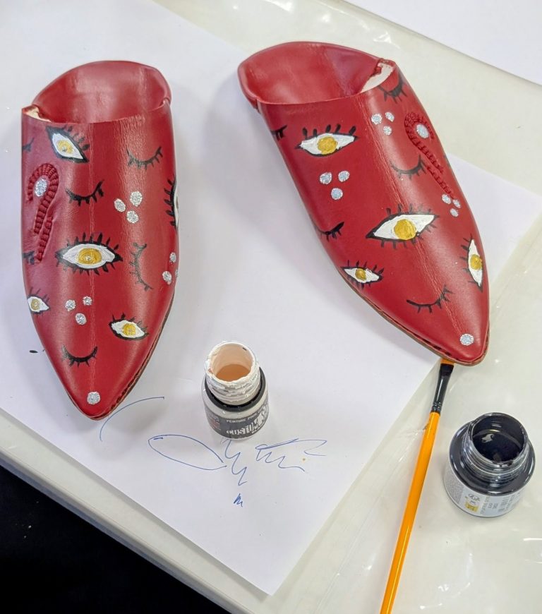 photo de l'atelier de babouches customisées à la peinture pour cuir