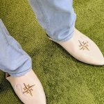 photo de l'atelier de babouches customisées à la peinture pour cuir