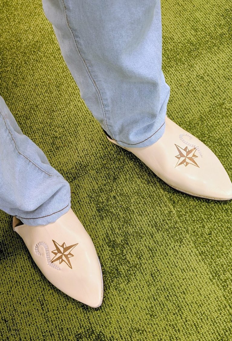 photo de l'atelier de babouches customisées à la peinture pour cuir