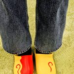 photo de l'atelier de babouches customisées à la peinture pour cuir