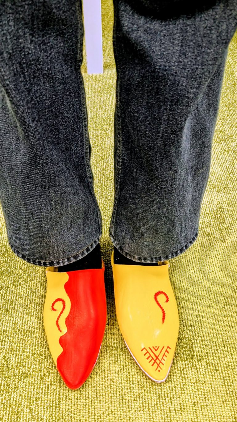 photo de l'atelier de babouches customisées à la peinture pour cuir