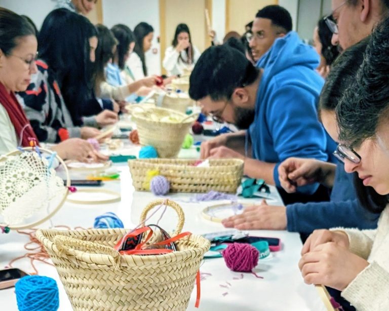 collaborateurs créant des dreamcatchers en atelier