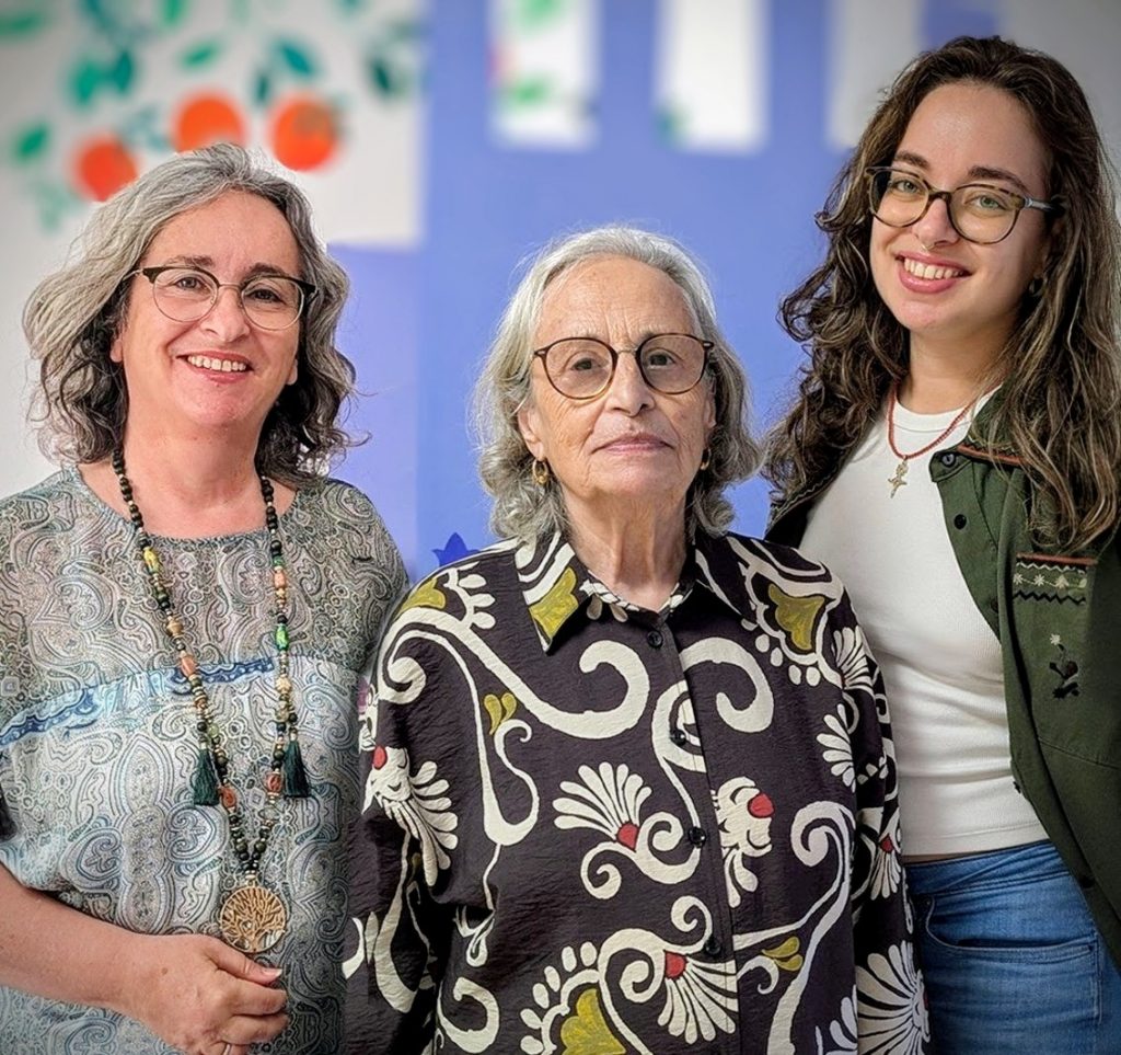Image des trois femmes derrière les ateliers Fait main